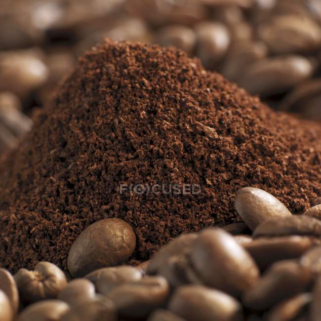 Свіжомелена органічна кава — стокове фото