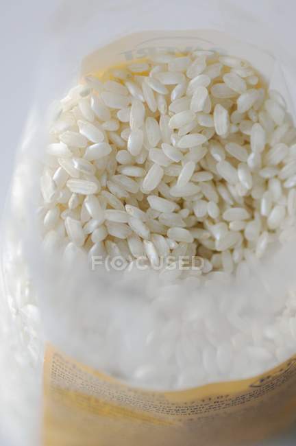 Рисовый рис в пластиковом пакете — стоковое фото