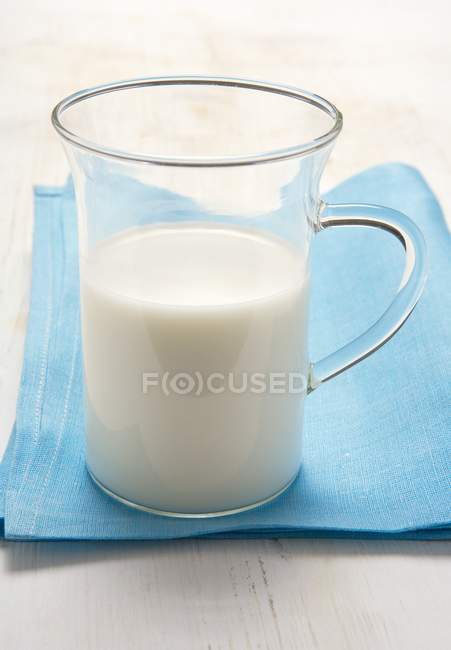 Кокосовое молоко в кувшине — стоковое фото