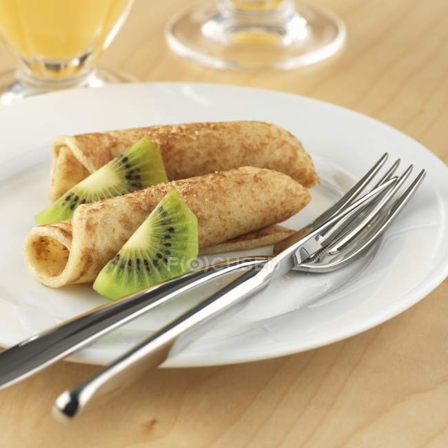 Pfannkuchen garniert mit Kiwi-Früchten — Stockfoto