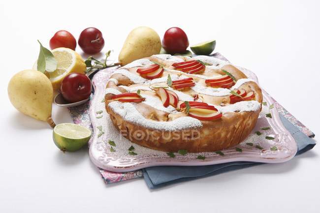 Gâteau aux poires et prunes — Photo de stock