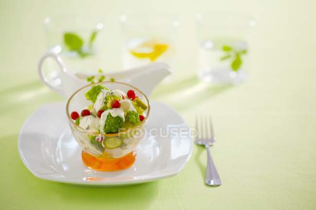 Салат из брокколи с маринованными овощами — стоковое фото