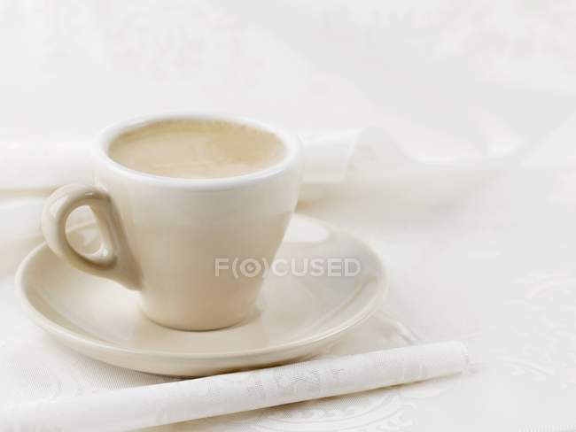 Taza de espresso con leche - foto de stock