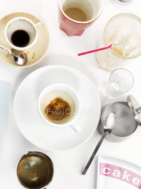 Empty coffee cups and glasses — Stock Photo