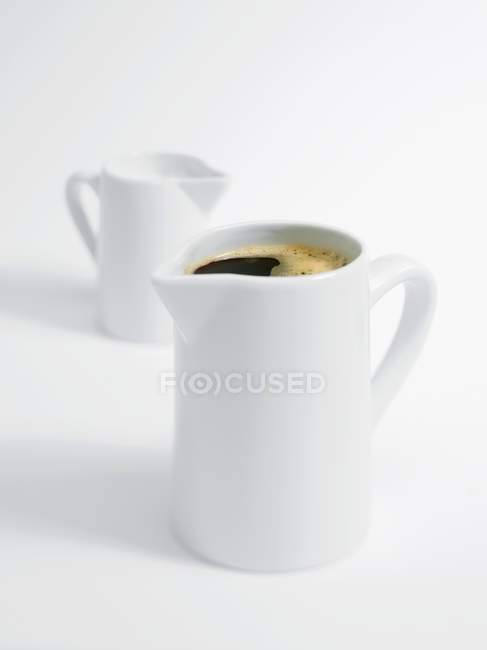 Caffettiera e brocca di latte — Foto stock
