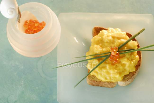 Яйце, ікра лосося та цибуля на тості — стокове фото