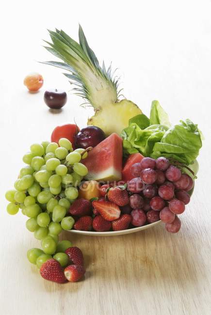 Grapes in white plate — Stock Photo