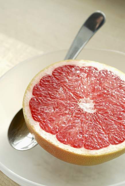 Половина розового грейпфрута — стоковое фото