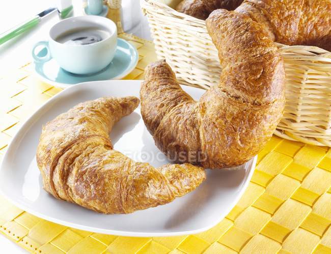 Croissants recém-assados para o café da manhã — Fotografia de Stock