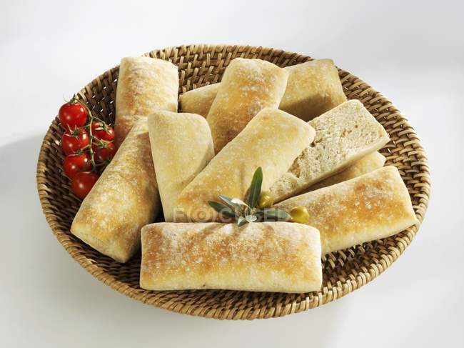 Rolos Ciabatta em cesta de pão — Fotografia de Stock