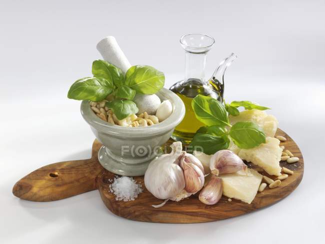 Ingredientes de pesto en olla - foto de stock