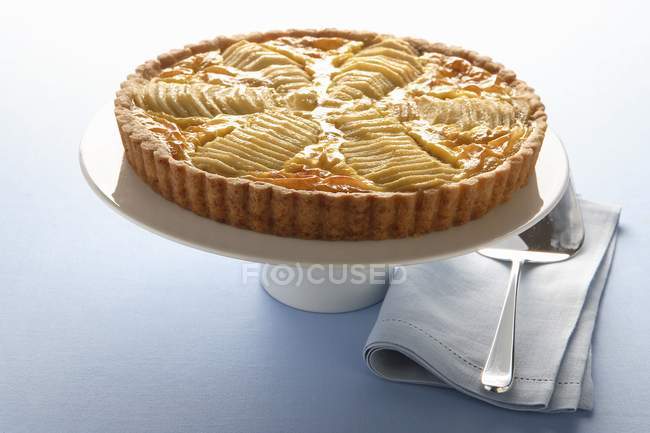 Яблучний пиріг на підставці для торта — стокове фото