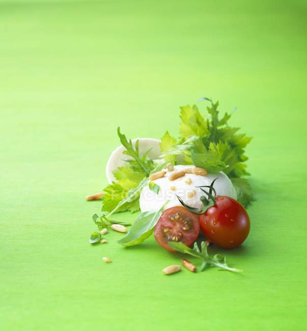 Сир Моцарелла з листям салату і помідорами — стокове фото