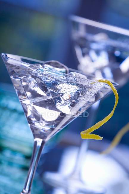 Martini with lemon peel and ice cubes — Stock Photo
