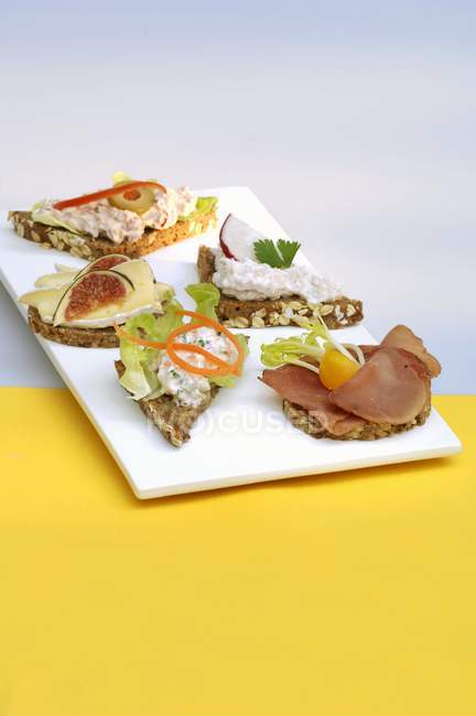 Sandwiches abiertos integrales - foto de stock