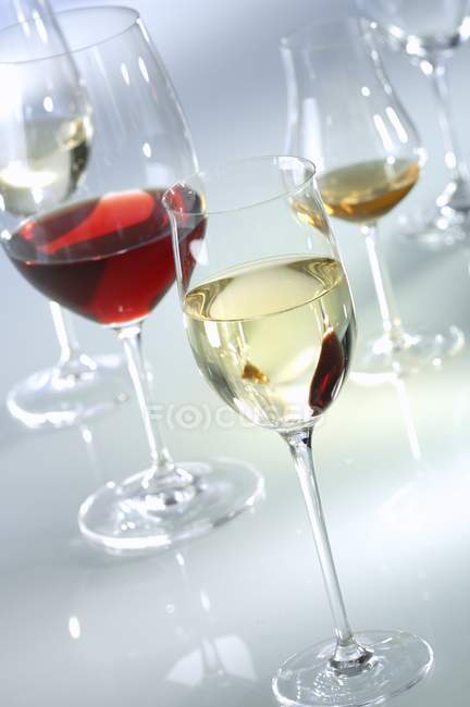 Vasos de vino tinto y blanco - foto de stock
