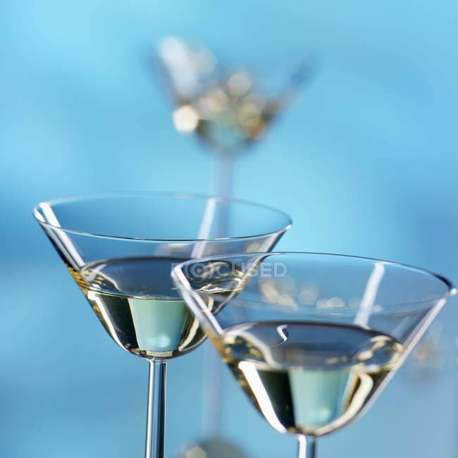 Gläser Martini im Blaulicht — Stockfoto