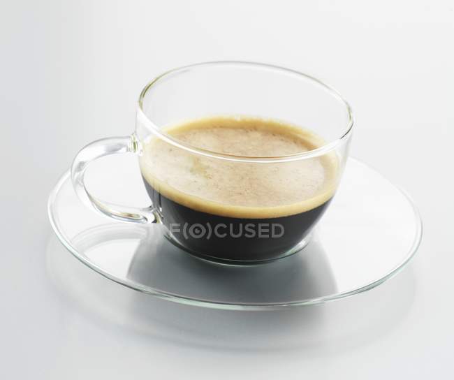 Espresso en taza de vidrio - foto de stock