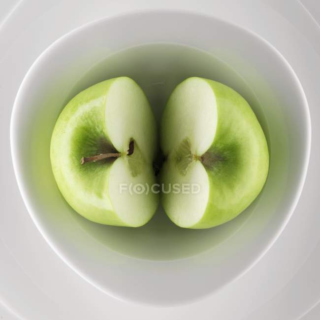 Halved green apple — Stock Photo