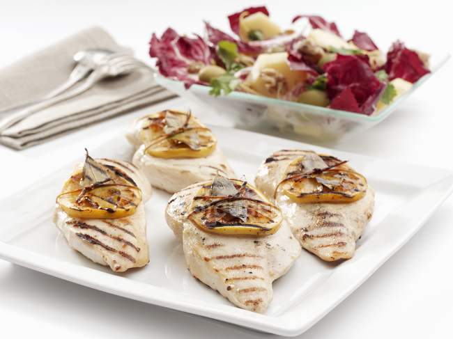 Grilled chicken breasts with slices of lemon — Stock Photo