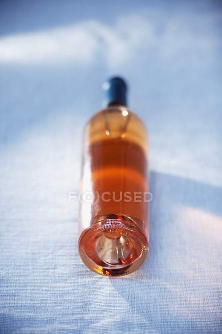 Garrafa de vinho rosa — Fotografia de Stock