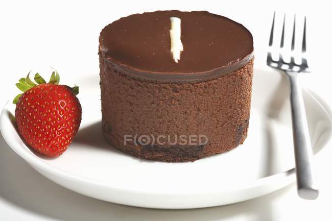 Schokoladenkuchen mit frischen Erdbeeren — Stockfoto
