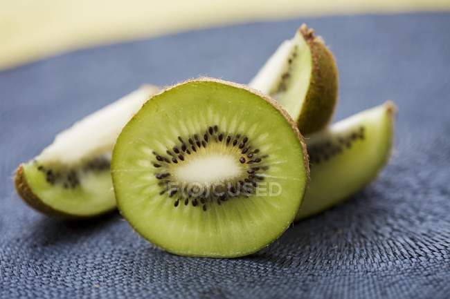 Fruto kiwi, cortado en trozos - foto de stock