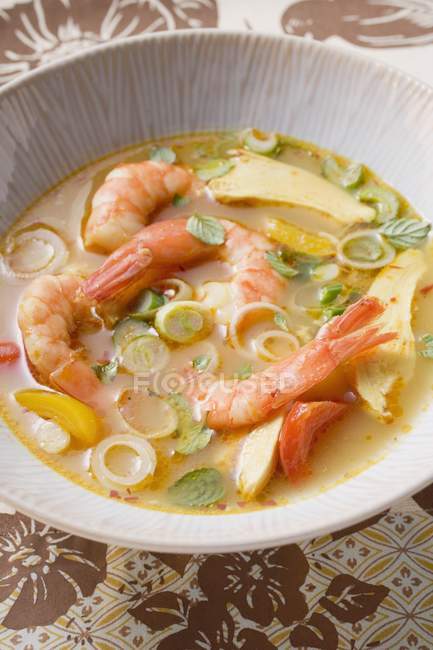 Vue rapprochée de la soupe de crevettes asiatiques aux légumes et aux herbes — Photo de stock