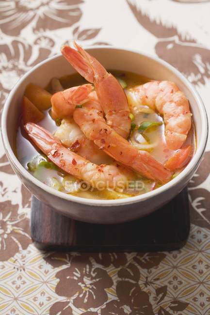 Vue rapprochée de la soupe de crevettes asiatiques — Photo de stock