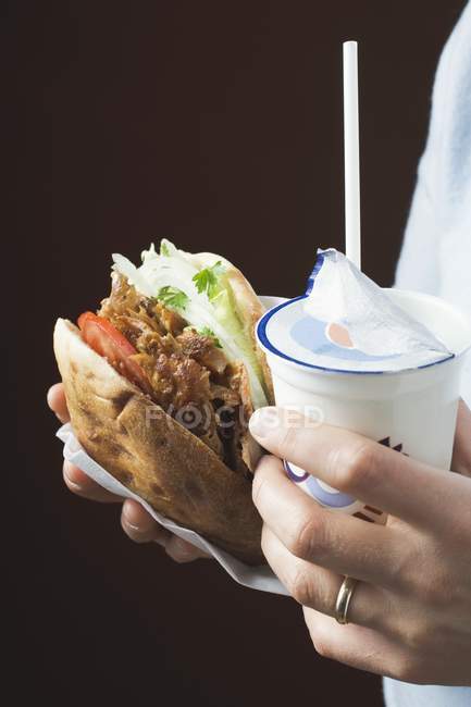 Manos sosteniendo dner kebab - foto de stock