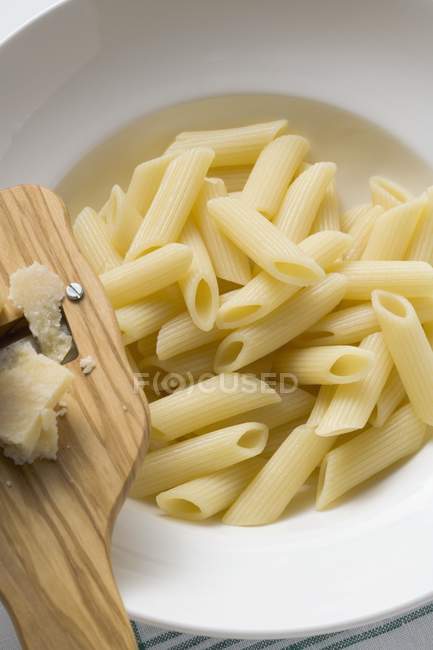 Penne rigate Pasta mit Parmesan — Stockfoto