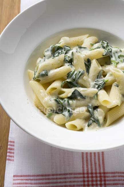 Penne rigate pasta with spinach — Stock Photo