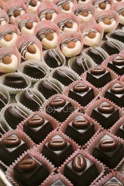 Chocolates de diferentes variedades - foto de stock