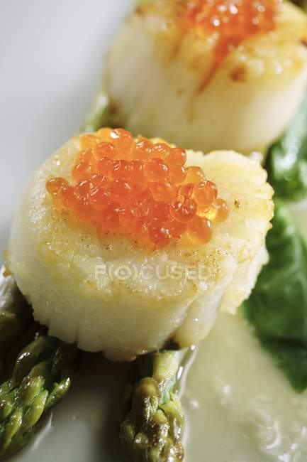 Scallops with salmon caviar — Stock Photo