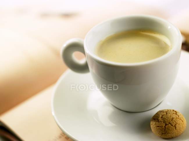 Nahaufnahme von Espresso mit Mandelkeks — Stockfoto