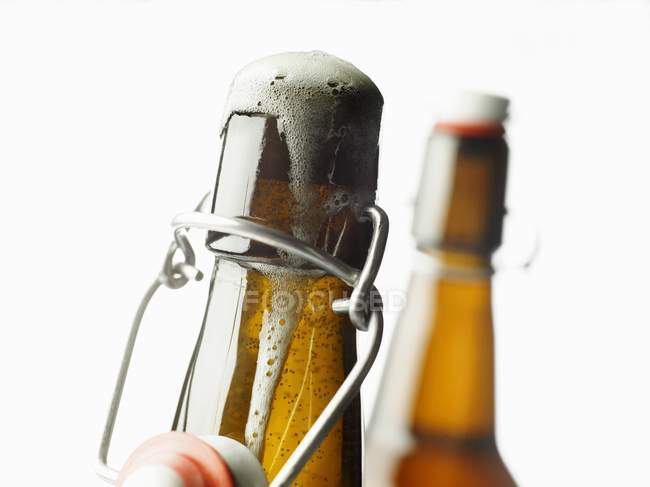Bottiglie Flip-top con birra — Foto stock