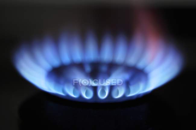 Vista de primer plano de la estufa de gas en llamas - foto de stock