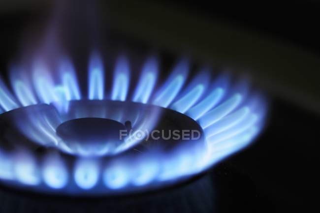 Primo piano vista della combustione del piano cottura a gas — Foto stock