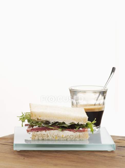 Sandwich de jamón y ensalada - foto de stock