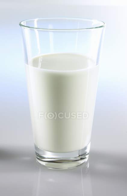 Vaso de leche orgánica fresca - foto de stock
