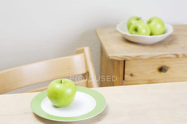 Frischer Oma-Schmied-Apfel — Stockfoto