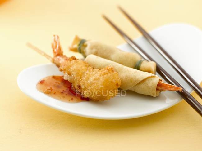 Asian appetisers with prawns — Stock Photo