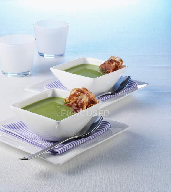 Cream of pea soup with slices of bacon — Stock Photo