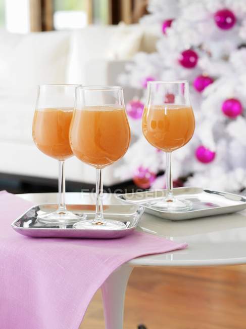 Closeup view of grapefruit Daiquiri with Christmas tree on background — Stock Photo