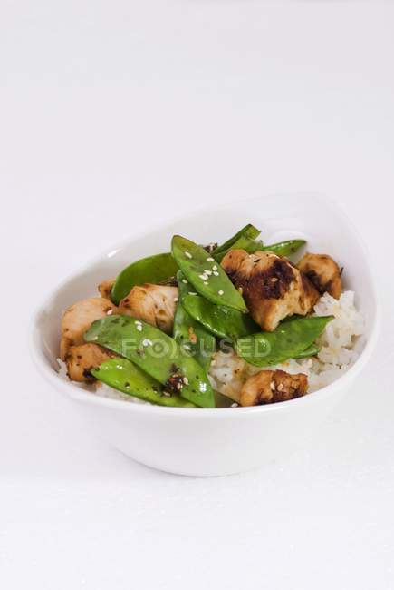 Pechuga de pollo con mangetout en arroz - foto de stock