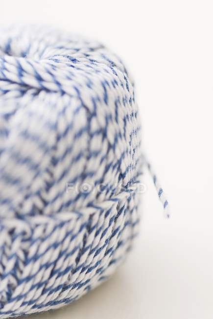 Vista close-up de bola de corda na superfície branca — Fotografia de Stock