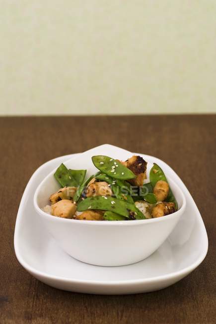 Chicken breast with mangetout on rice — Stock Photo