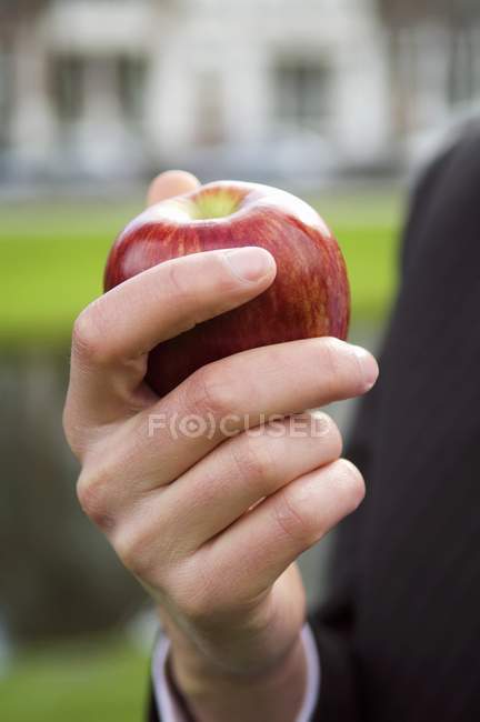 Человеческая рука, держащая яблоко — стоковое фото