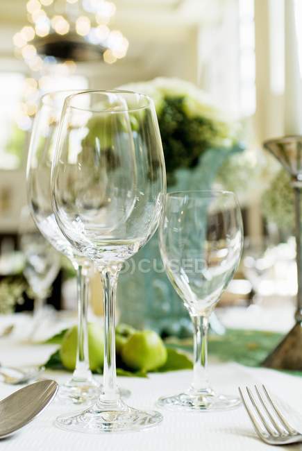 Крупный план накрытого стола с бокалами для вина — стоковое фото