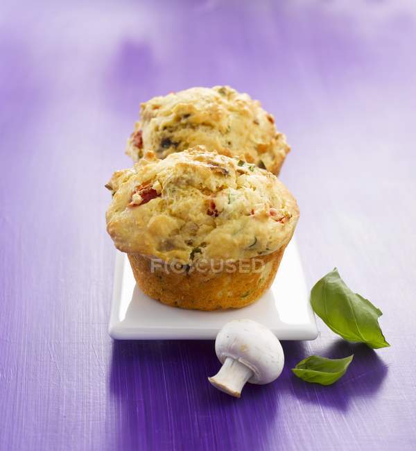 Muffin vegetali con basilico e funghi — Foto stock